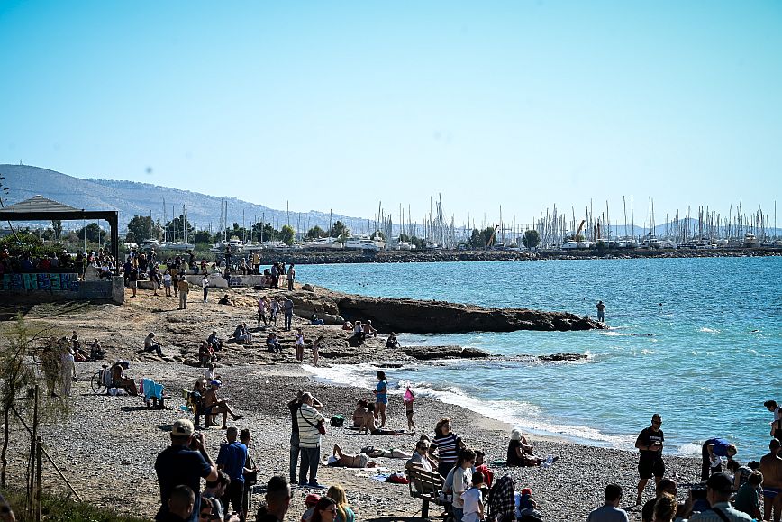 Η κυριακάτικη λιακάδα και ο ζεστός καιρός έφερε τους Αθηναίους στην παραλία του Φλοίσβου- Δείτε φωτογραφίες