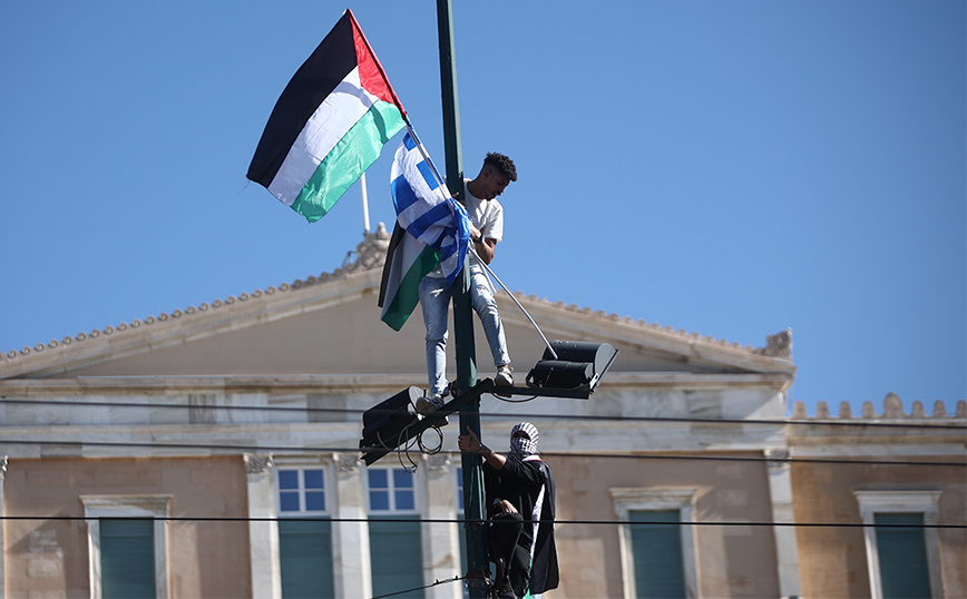 Γεροβασίλη για τον 22χρονο Παλαιστίνιο στο Σύνταγμα: Διώκεται γιατί τοποθέτησε την Παλαιστινιακή ή την Ελληνική σημαία;