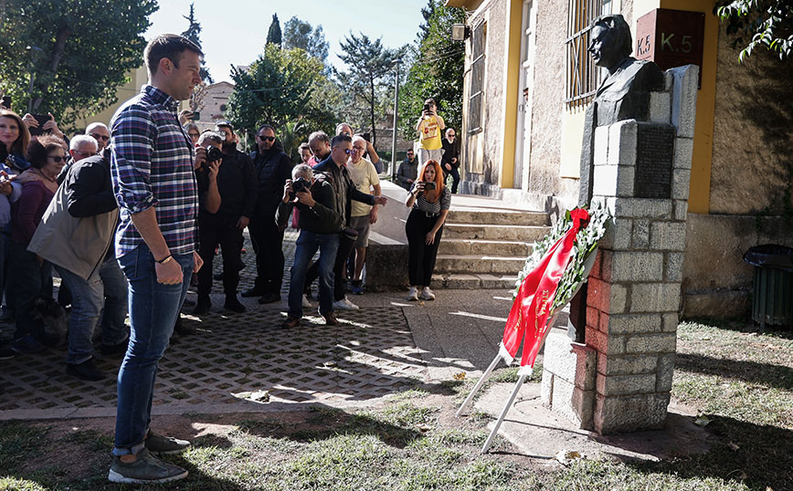 Ο Στέφανος Κασσελάκης κατέθεσε στεφάνι στο μνημείο ΕΑΤ – ΕΣΑ, στο Πολυτεχνείο πήγε η Νεολαία του ΣΥΡΙΖΑ