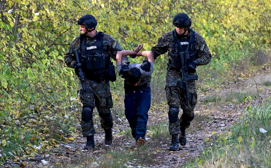 Η σερβική αστυνομία προσήγαγε εκατοντάδες μετανάστες ύστερα από περιστατικά με πυροβολισμούς όπου σκοτώθηκαν τρεις άνθρωποι