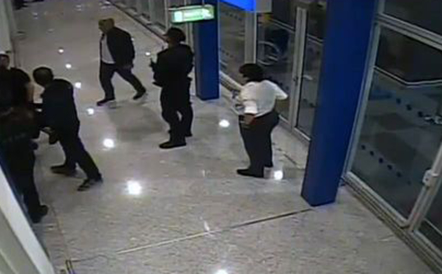 Βίντεο με τη στιγμή της σύλληψης των 21 Ιταλών ακροδεξιών που εντοπίστηκαν στο αεροδρόμιο στην Αθήνα