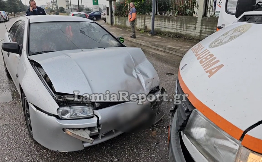 Αυτοκίνητο πήγαινε ανάποδα και συγκρούστηκε με ασθενοφόρο στη Λαμία