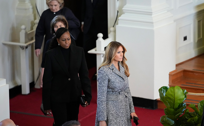 Χωρίς μαύρα πήγε η Μελάνια Τραμπ στην κηδεία της συζύγου του Τζίμι Κάρτερ