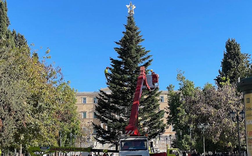 «Φοράει τα καλά της» η Αθήνα &#8211; Ανάβει στις 6 το απόγευμα το εντυπωσιακό Χριστουγεννιάτικο δέντρο στο Σύνταγμα