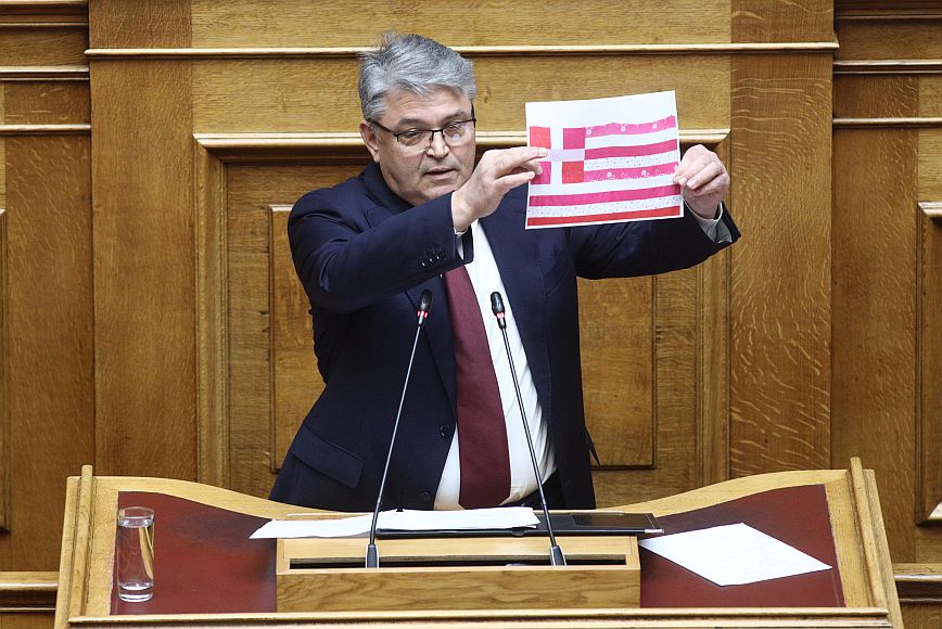 Με φωτοτυπία παραλλαγής της ελληνικής σημαίας εμφανίστηκε στο βήμα του Κοινοβουλίου ο Δημήτρης Νατσιός