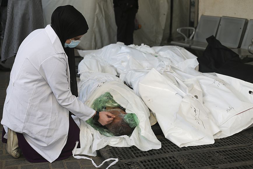 Αναφορές για νέους ασθενείς που καταφθάνουν διαρκώς στο τμήμα επειγόντων του νοσοκομείου αλ Σίφα στη Γάζα