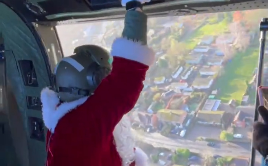 Ο Άγιος Βασίλης έφτασε με ελικόπτερο της RAF για να μοιράσει δώρα σε παιδιατρικό νοσοκομείο