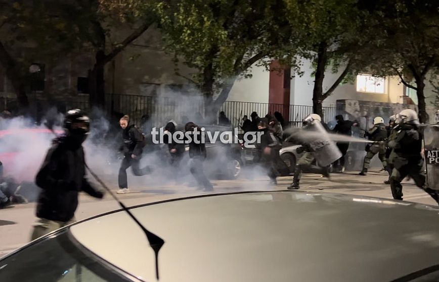 Θεσσαλονίκη: Επεισόδια με δακρυγόνα και χειροβομβίδες κρότου-λάμψης μεταξύ αντιεξουσιαστών και ΜΑΤ έξω από το ΑΠΘ