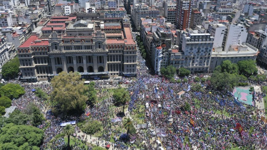 Οργή στην Αργεντινή για τις πολιτικές του ακραίου φιλελεύθερου Μιλέι &#8211; Χιλιάδες στους δρόμους εναντίον της μαζικής «απορρύθμισης»