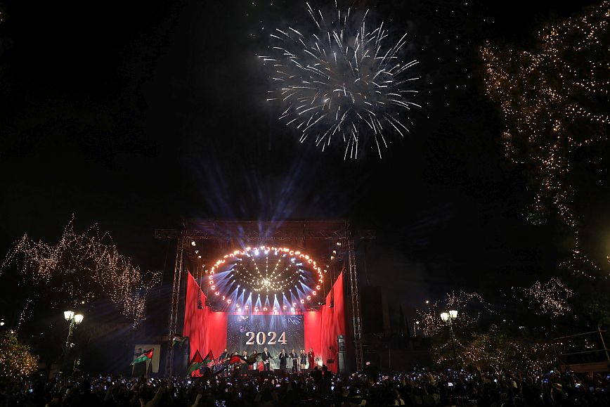 Πρωτοχρονιά: Η Ελλάδα υποδέχτηκε το 2024 με γιορτές, πάρτι και σόου πυροτεχνημάτων