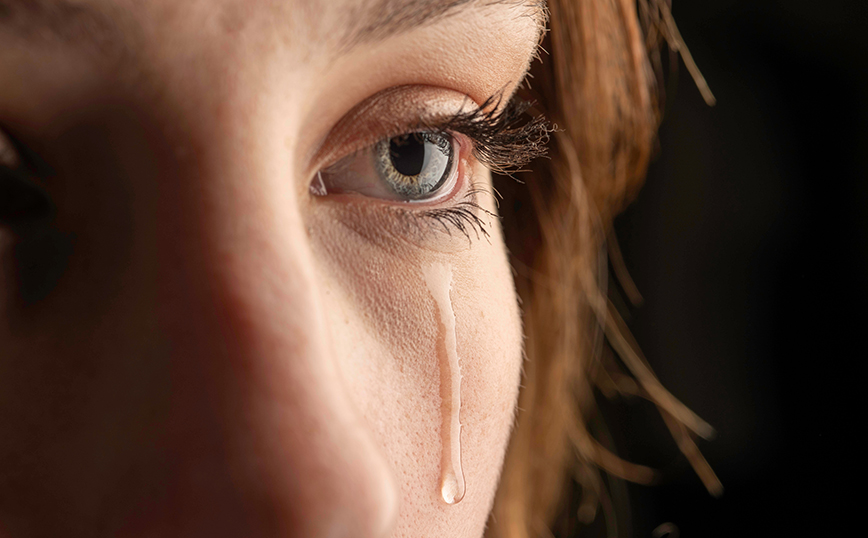 Οι άνδρες γίνονται λιγότερο επιθετικοί όταν μυρίζουν γυναικεία δάκρυα
