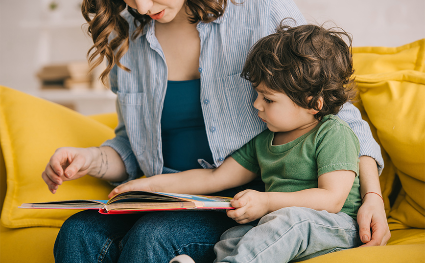 Η ανάγνωση βιβλίων από κοινού με τους γονείς διευκολύνει τη μάθηση στα παιδιά – Απλές συμβουλές και κατευθύνσεις