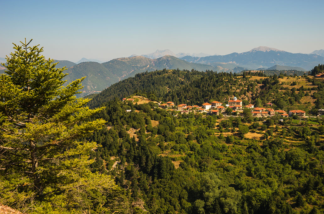 Πρωτοχρονιά στα Φιδάκια Ευρυτανίας: Το κουκλίστικο χωριό με την πανέμορφη θέα