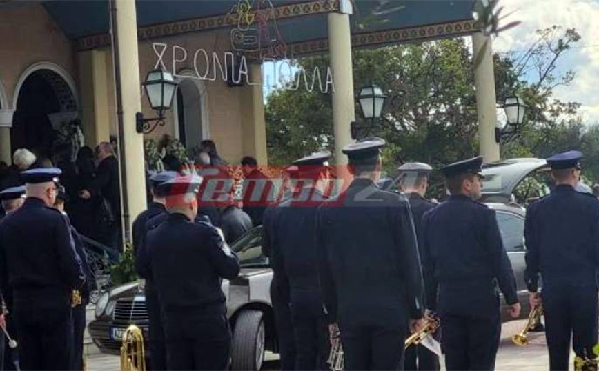 Σε κλίμα οδύνης η κηδεία του 29χρονου αστυνομικού που σκοτώθηκε στην άγρια καταδίωξη Ρομά στον Ασπρόπυργο