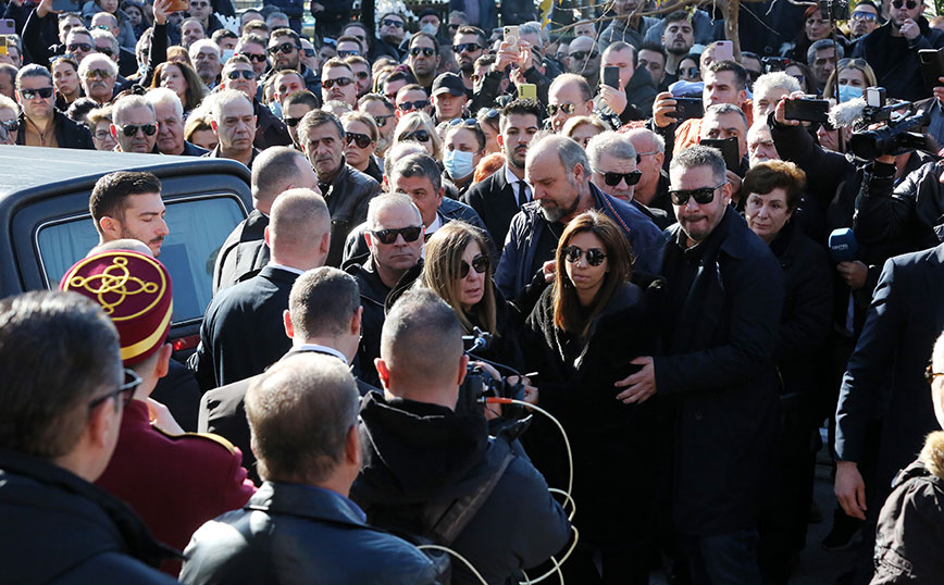 Ο Βασίλης Καρράς «επέστρεψε» στο αγαπημένο του Κοκκινοχώρι, στους πρόποδες του Παγγαίου &#8211; Χιλιάδες άνθρωποι στην ταφή του