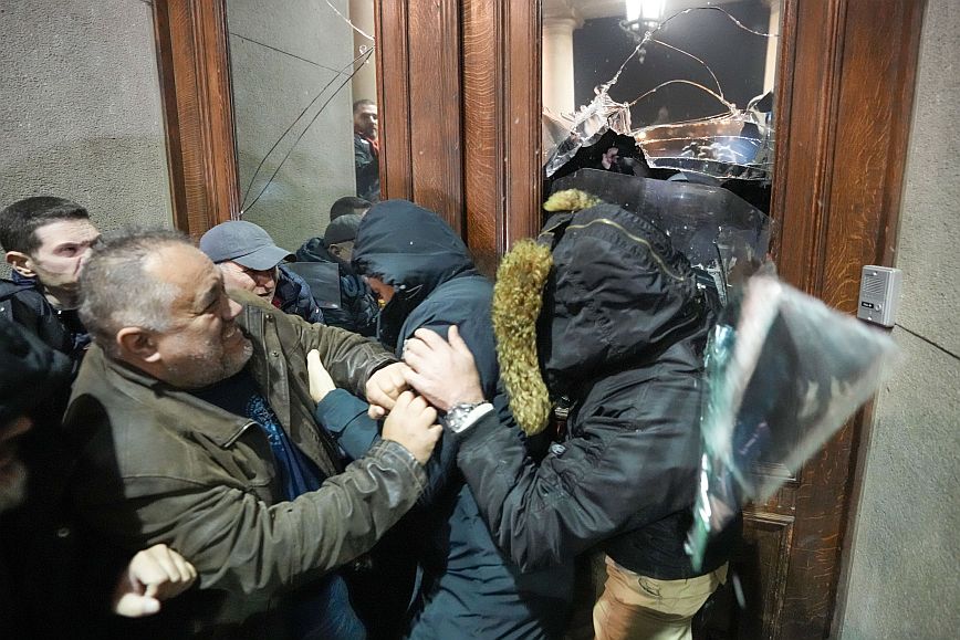 Σερβία: Διαδηλώσεις της αντιπολίτευσης και επεισόδια έξω από το δημαρχείο του Βελιγραδίου
