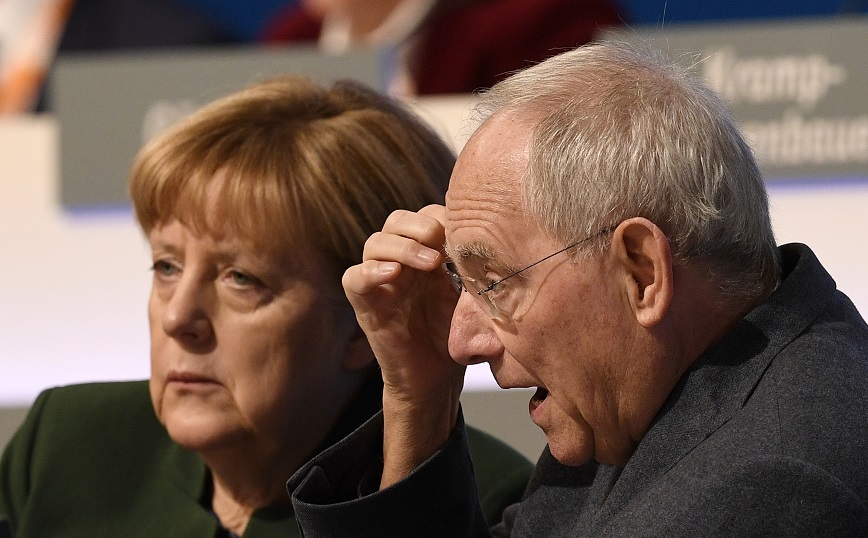 Σόιμπλε: Ο ρόλος του στην επανένωση των Γερμανιών, το σκάνδαλο που του έκλεισε το δρόμο προς την καγκελαρία και το Grexit