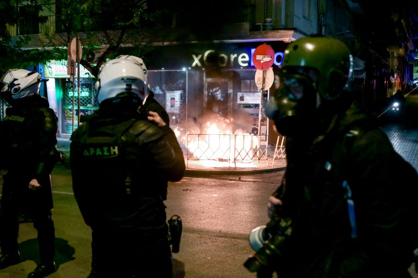 Προσαγωγές και συλλήψεις για τα επεισόδια μετά την πορεία για τον Γρηγορόπουλο στη Θεσσαλονίκη