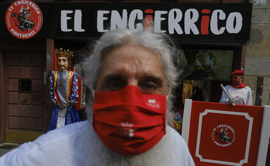 Η Ισπανία συστήνει ξανά τη μάσκα για τον κορονοϊό και ετοιμάζει νέα μέτρα