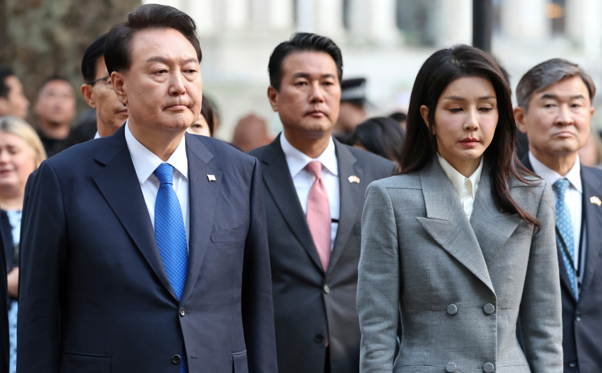 Μια τσάντα Dior, που δέχτηκε ως δώρο η Πρώτη Κυρία της Νότιας Κορέας, έχει φέρει σε δύσκολη θέση το κυβερνών κόμμα