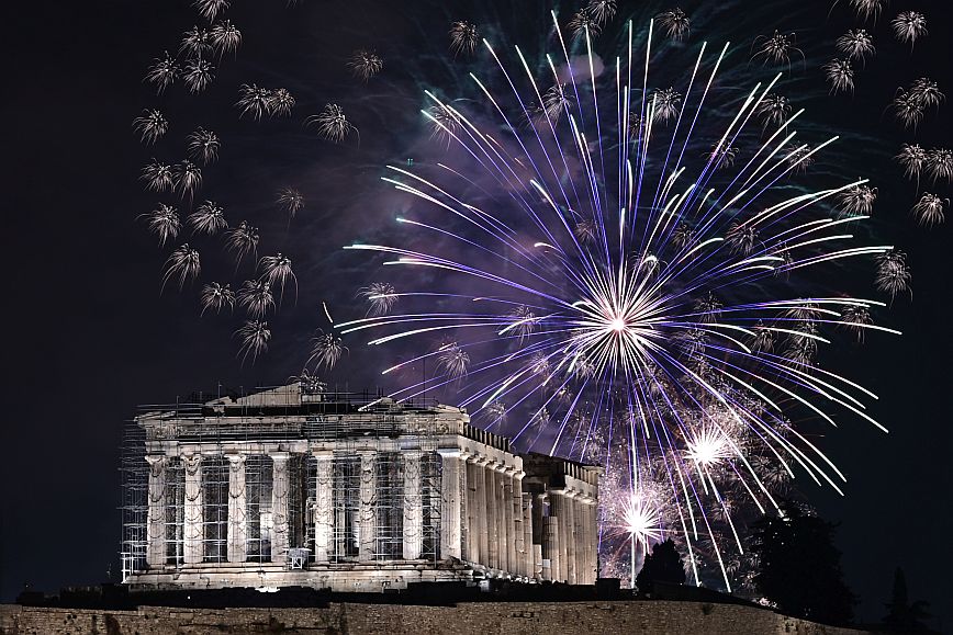 Εντυπωσιακές φωτογραφίες πάνω από τον ουρανό της Ακρόπολης για τον ερχομό του νέου έτους