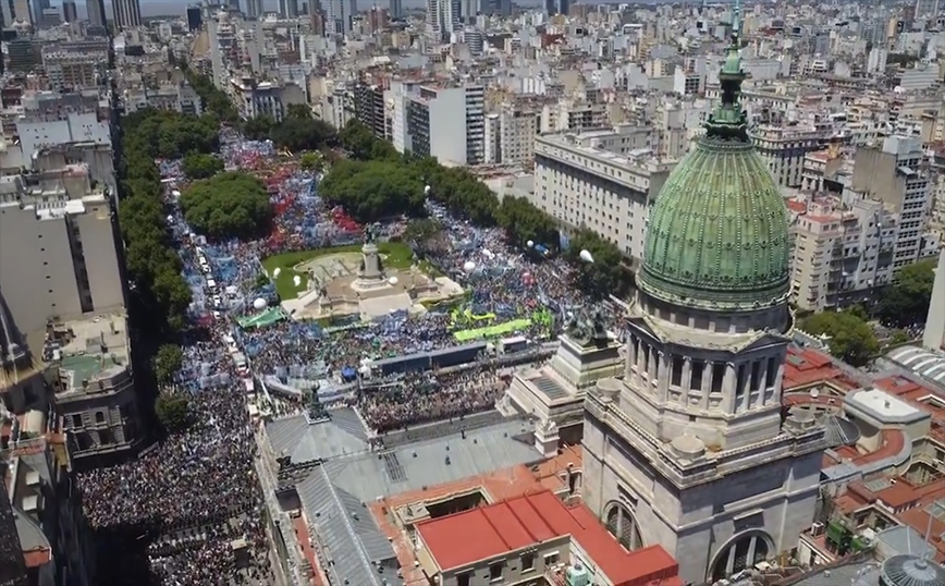 Πρώτη μαζική κινητοποίηση εναντίον του ακραίου φιλελεύθερου προέδρου Μιλέι στην Αργεντινή