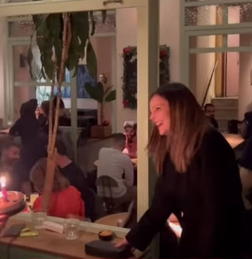 Συγκινημένη η Έφη Αχτσιόγλου στο πάρτι έκπληξη για τα γενέθλιά της