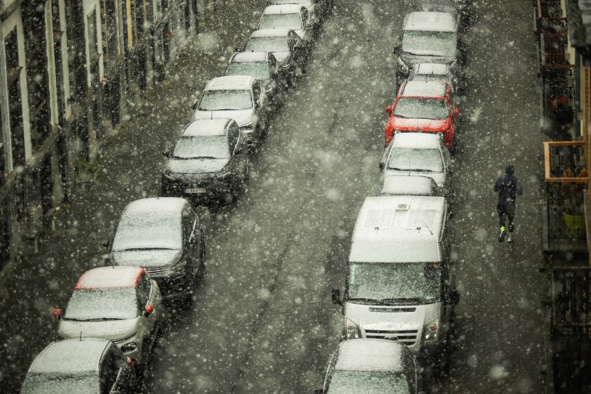 Κυκλοφοριακό χάος στο Βέλγιο από τον χιονιά