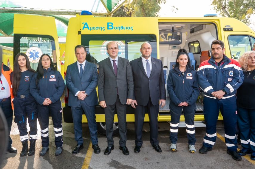 Δέκα νέα ασθενοφόρα παρέδωσε το υπουργείο Οικονομικών στο ΕΚΑΒ