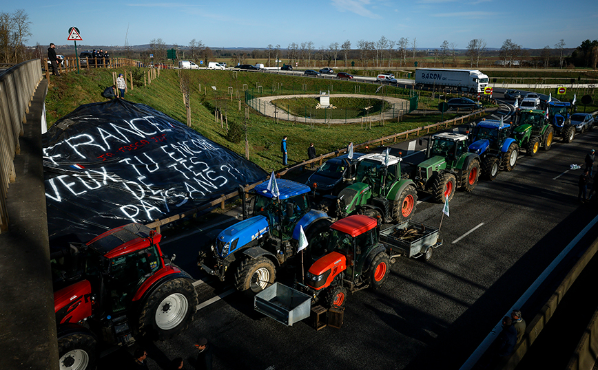 Εντείνουν τις κινητοποιήσεις τους οι αγρότες στην Ευρώπη κατά του αυξανόμενου κόστους και των «πράσινων» κανονισμών