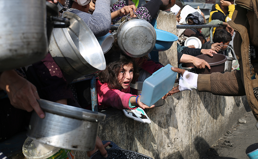 Ισραηλινά πυρά και ποδοπάτημα εν μέσω διανομής τροφίμων σε Παλαιστίνιους &#8211; Αποτροπιασμός στη διεθνή κοινότητα για το «μακελειό»