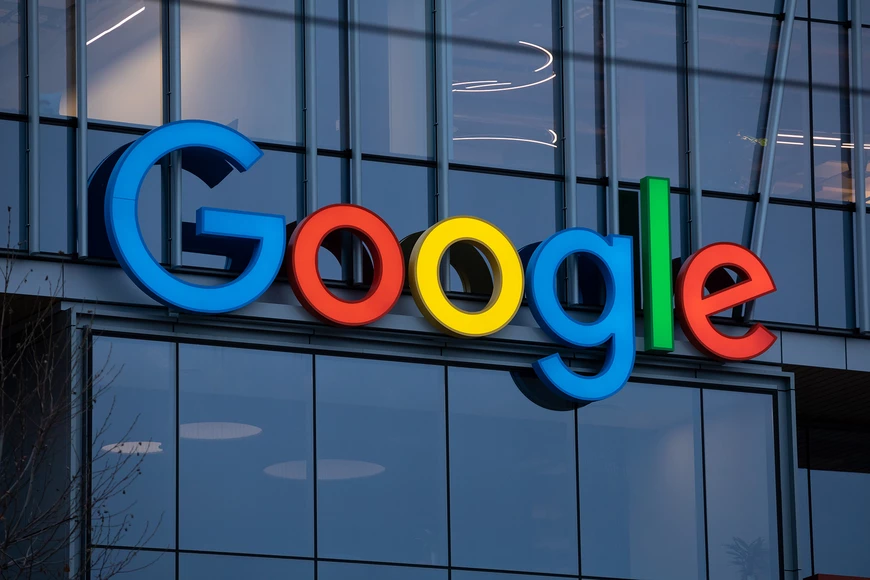 Νέες περικοπές χιλιάδων θέσεων εργασίας ανακοίνωσε ο διευθυντής της Google