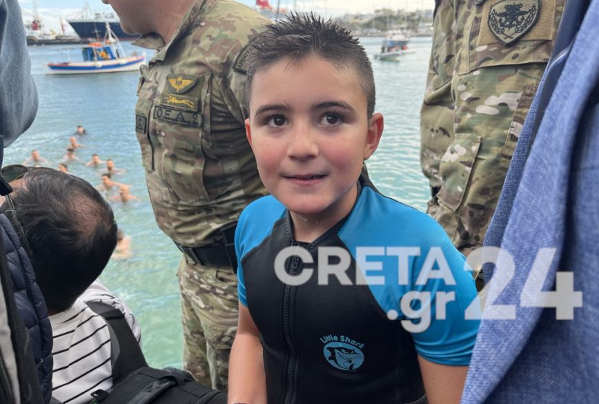 Ο 8χρονος Ευτύχης έπιασε τον σταυρό στο Ηράκλειο &#8211; «Μακριά από σκοταδισμούς» το μήνυμα του αρχιεπισκόπου Κρήτης