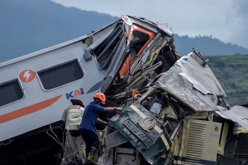 Σύγκρουση τρένων στην Ινδονησία με τρεις νεκρούς και 28 τραυματίες