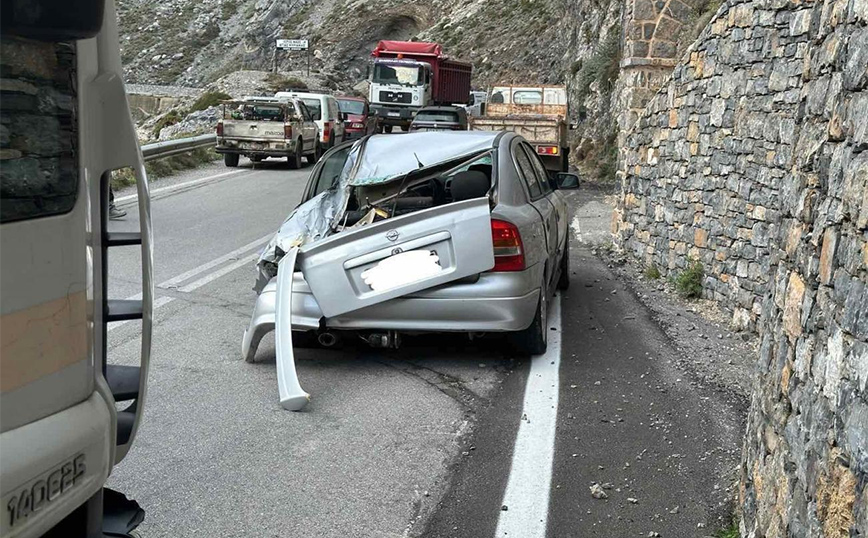 Βράχος στην Κρήτη αποκολλήθηκε και έπεσε πάνω σε αυτοκίνητο &#8211; Από θαύμα γλίτωσαν οι επιβαίνοντες