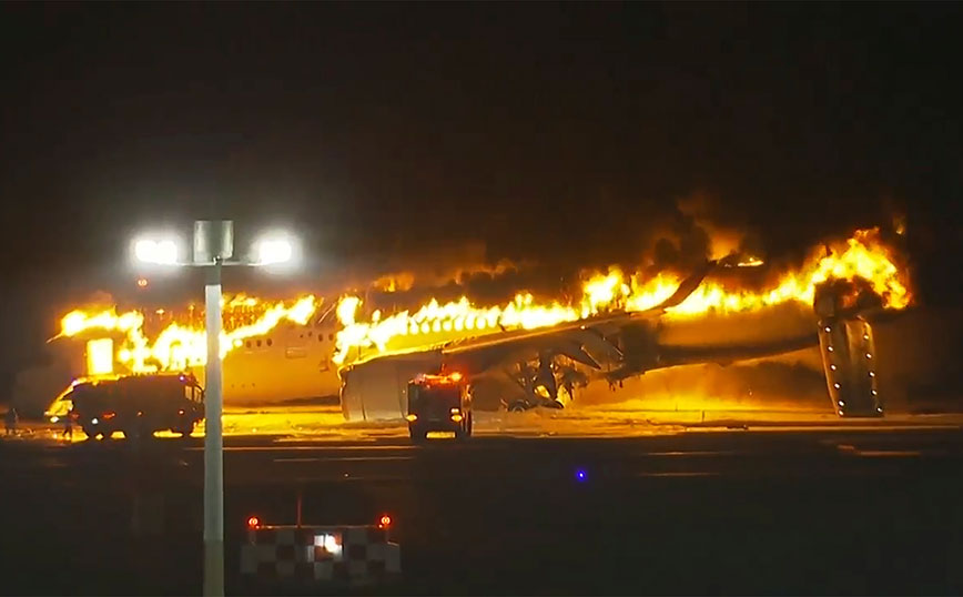 Πώς βγήκαν ζωντανοί οι 379 επιβάτες της Japan Airlines από το αεροπλάνο που έπιασε φωτιά στο Τόκιο