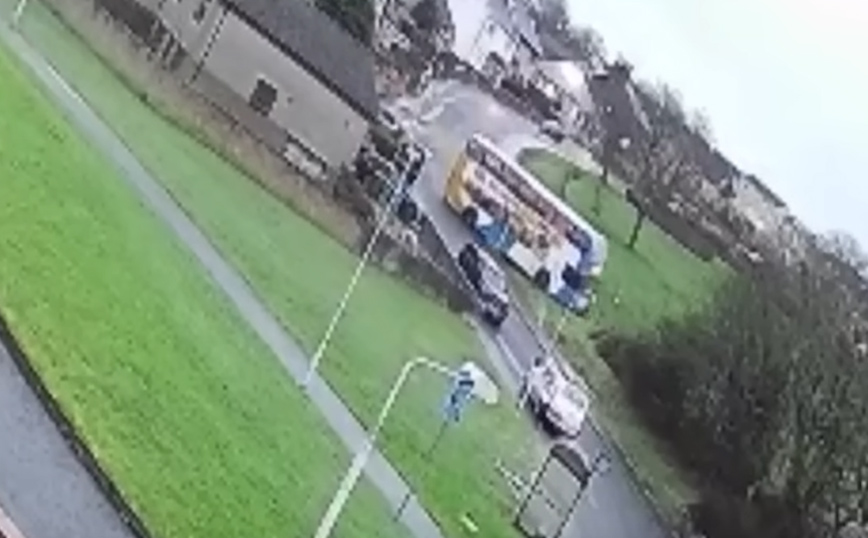 Τρόμος στη Σκωτία: Διώροφο σχολικό λεωφορείο γλίστρησε σε παγωμένο δρόμο &#8211; Έκανε στροφή 360 μοιρών
