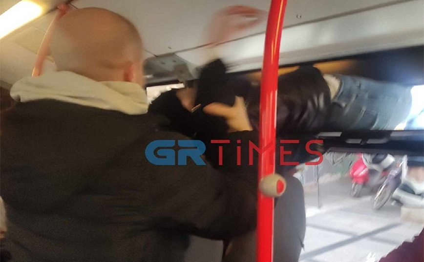 Απίστευτο περιστατικό με πορτοφολού σε λεωφορείο στη Θεσσαλονίκη – Κόλλησε στο παράθυρο ενώ προσπαθούσε να διαφύγει