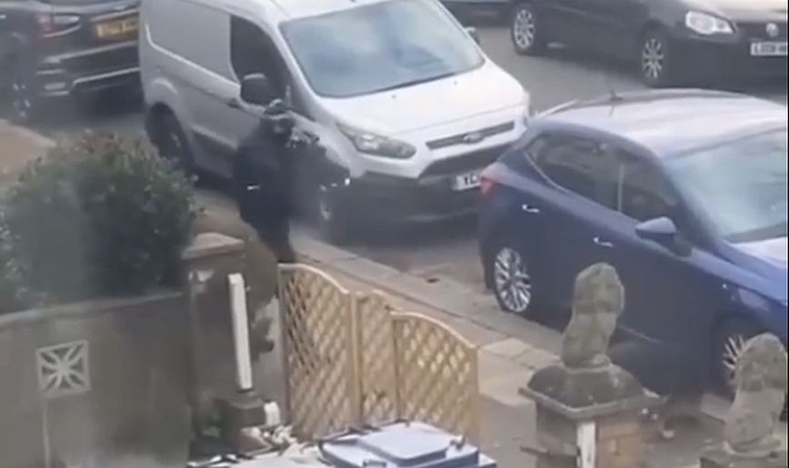 Αστυνομικοί στο Λονδίνο  πυροβόλησαν έναν «εκτός ελέγχου» σκύλο λίγα λεπτά αφότου το ζώο σκότωσε έναν άλλο σκύλο