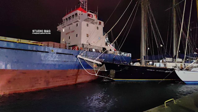 Φορτηγό πλοίο στο Ναύπλιο παρασύρθηκε από τους ανέμους και συγκρούστηκε με σκάφη