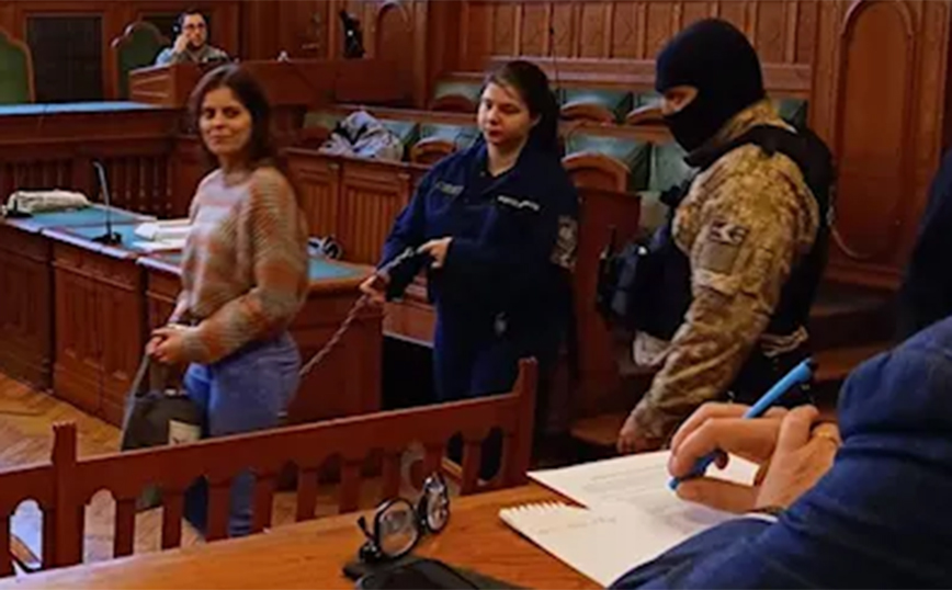 Ιταλία: Καθηγήτρια κατηγορείται ότι επιτέθηκε σε δύο ακροδεξιούς – Την πήγαν στο δικαστήριο δεμένη χειροπόδαρα