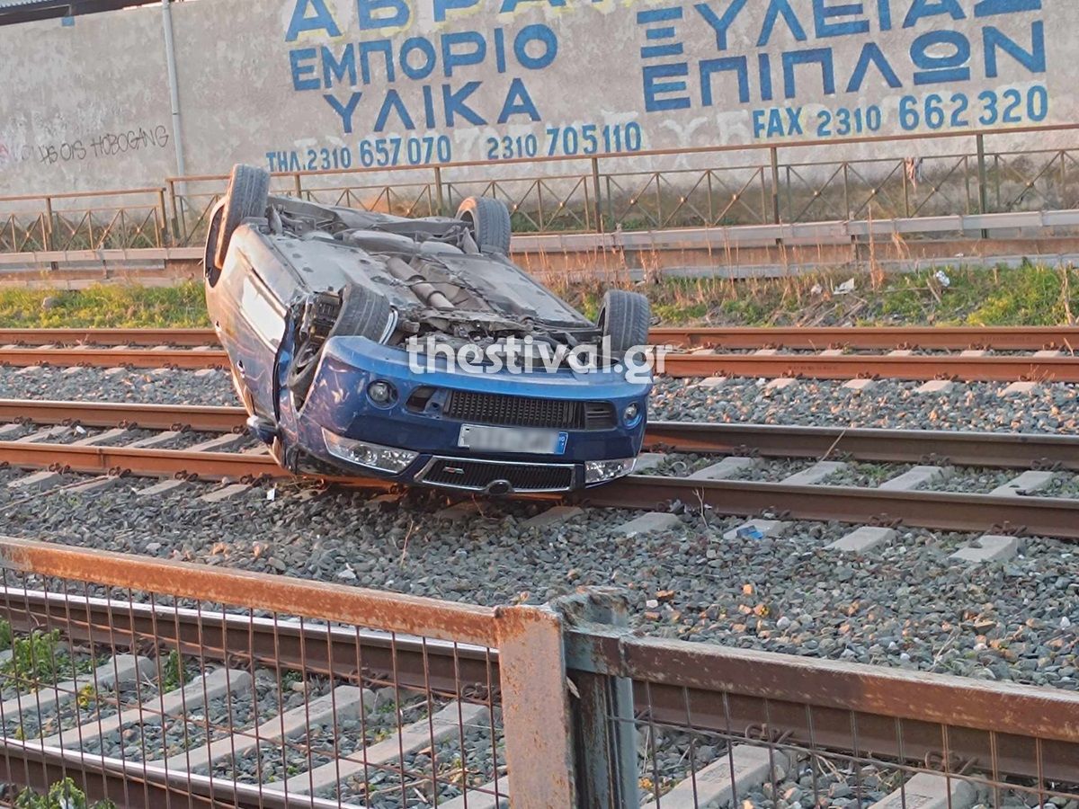 Θεσσαλονίκη: Αυτοκίνητο ντελαπάρησε στις γραμμές του τρένου &#8211; Το εγκατέλειψε εκεί ο οδηγός