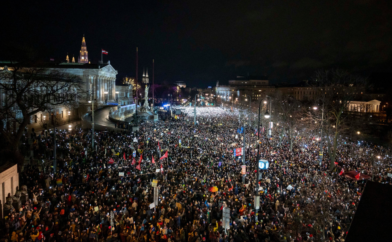 Αυστρία: Δεκάδες χιλιάδες άνθρωποι βγήκαν στους δρόμους κατά της ακροδεξιάς στη Βιέννη και σε άλλες πόλεις