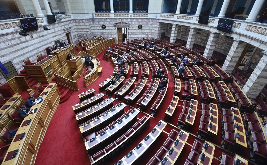Βουλή: Υπερψηφίστηκε το νομοσχέδιο για την αποτροπή της οπαδικής βίας