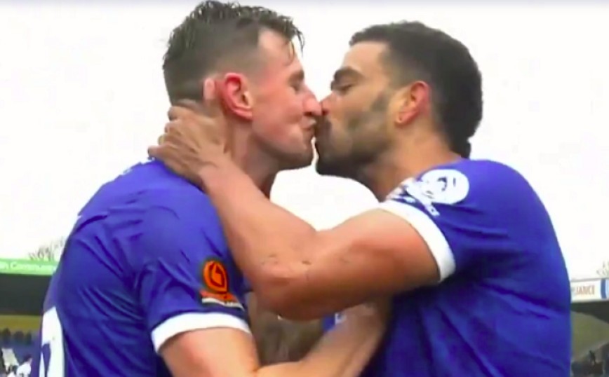 Αγγλία: Με φιλί στο στόμα πανηγύρισαν παίκτες ερασιτεχνικής ομάδας
