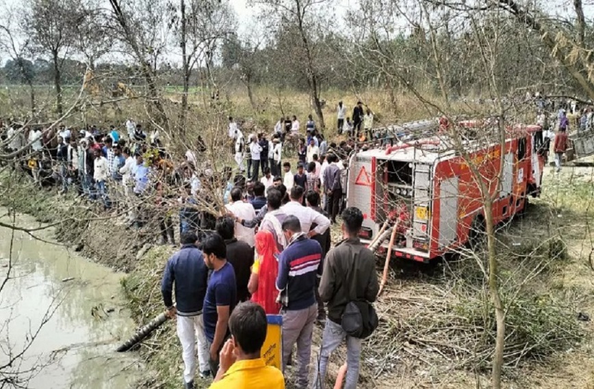 Τραγωδία στην Ινδία: 24 νεκροί έπειτα από ανατροπή τρακτέρ με ρυμουλκούμενο τρέιλερ που κατέληξε σε λίμνη