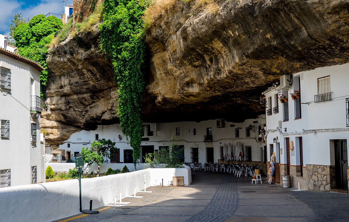 Το πιο παράξενο χωριό του κόσμου είναι χτισμένο μέσα σε βράχους