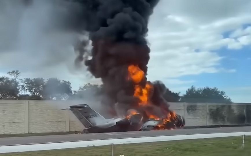 Δύο νεκροί έπειτα από τη συντριβή αεροσκάφους σε αυτοκινητόδρομο στη Φλόριντα