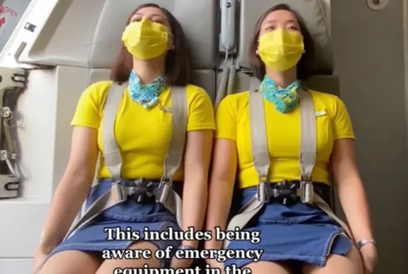 Αεροσυνοδός αποκαλύπτει τον «τρομακτικό» λόγο για τον οποίο κάθονται πάνω στα χέρια τους