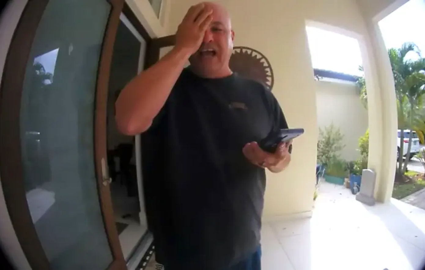 Συγκλονιστικό βίντεο από θυροτηλέφωνο δείχνει πατέρα να ομολογεί με λυγμούς στη γυναίκα του ότι σκότωσε τον γιο τους